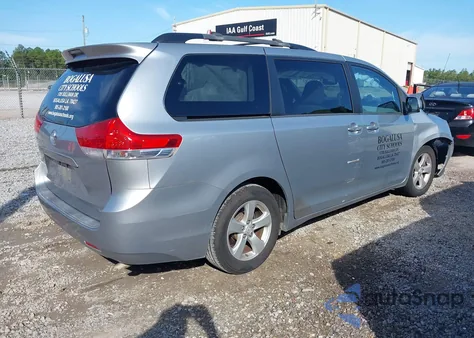 2014 Toyota Sienna Le V6 8 Passenger z USA, uszkodzony, nr VIN 5TDKK3DC4ES465622